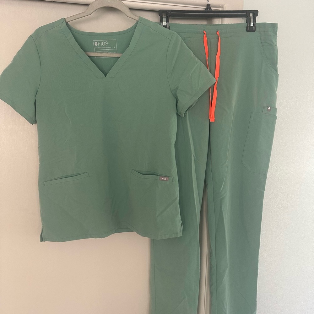 FIGS 

Top- Casma Three pocket Sz SMALL
Bottoms- Yola Skinny Pants Sz MED TALL